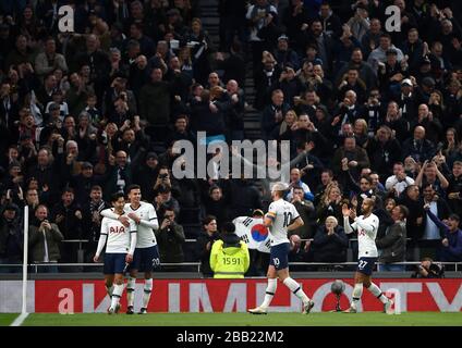 Tottenham Hotspur's Son Heung-min (a sinistra) festeggia il terzo gol del gioco con i compagni di squadra DELE Alli, Harry Kane e Lucas Moura (a destra) Foto Stock