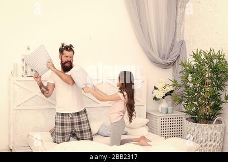 La famiglia felice. Il ruolo del padre. Pillow Fight. Papà cerca di vivere una vita di integrità e onestà. Sincere emozioni. Padre e figlia avendo divertimento. Pigiama Party. Infanzia felice. Educazione felice figlia. Foto Stock