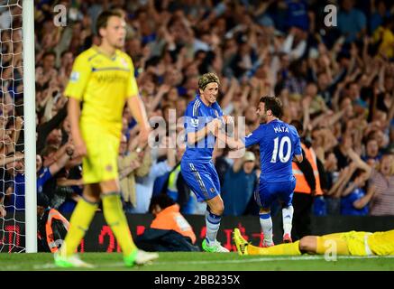 Fernando Torres (centro) del Chelsea festeggia con il compagno di squadra Juan Mata (a destra) dopo aver segnato il terzo gol del gioco Foto Stock