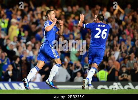 Gary Cahill (a sinistra) del Chelsea festeggia con il compagno di squadra John Terry dopo aver segnato il secondo gol del gioco Foto Stock