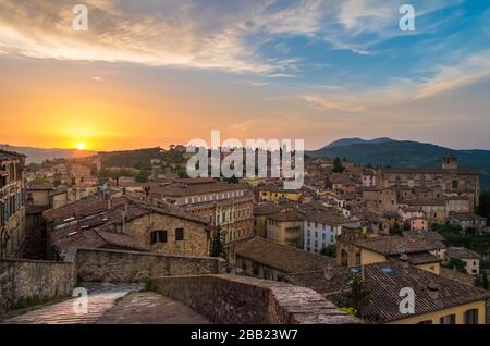 Perugia (Umbria) - la splendida città medievale, capitale dell'Umbria, centro Italia. Qui una vista del centro storico artistico. Foto Stock