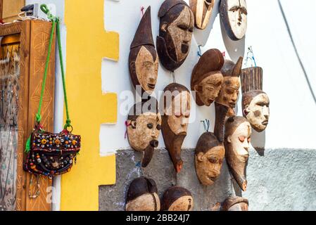 Maschere tradizionali Morocan in vendita a Essaouira, Marocco Foto Stock