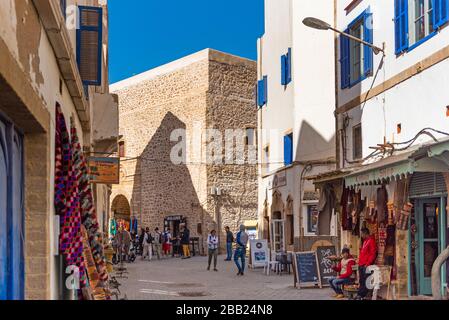 Essaouira, Marocco - 17 novembre 2019: Strada della città piena di negozi Foto Stock