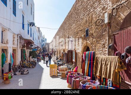 Essaouira, Marocco - 17 novembre 2019: Strada della città piena di negozi Foto Stock