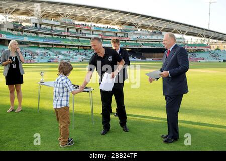 Alec Stewart presenta i premi Pinsent Masons Scholarship durante l'intervallo Foto Stock