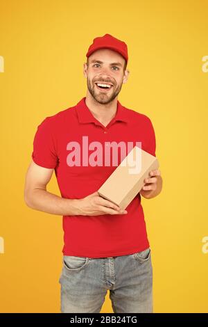 Cassiere vacante. Affitto shop store lavoratore. happy guy. concessionario parete gialla. Ristorante caffetteria personale voluto. l uomo servizio consegna in rosso tshirt e cappuccio. amichevole negozio assistente. food order deliveryman. Foto Stock