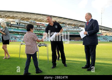 Alec Stewart presenta i premi Pinsent Masons Scholarship durante l'intervallo Foto Stock