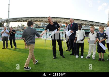 Alec Stewart presenta i premi Pinsent Masons Scholarship durante l'intervallo Foto Stock