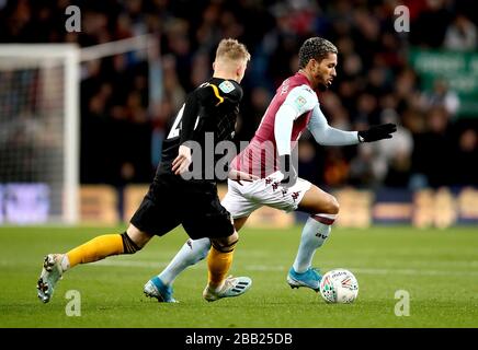 Aston Villa Douglas Luiz (a destra) in azione Foto Stock