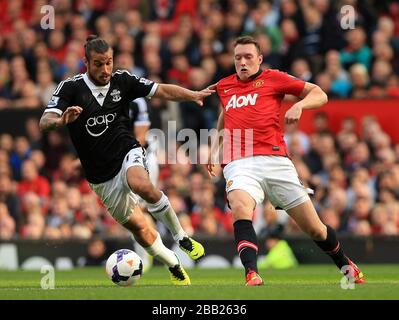 Pablo Osvaldo di Southampton (a sinistra) e Phil Jones (a destra) del Manchester United per la palla Foto Stock