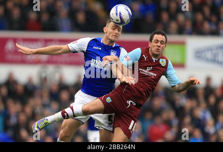 Tommy Smith e Danny Ings (a destra) di Ipswich Town competono per la palla Foto Stock