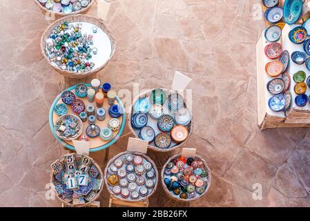 Pentole in ceramica marocchina vendute sul mercato a Essaouira, Marocco. Vista dall'alto Foto Stock