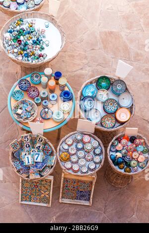 Pentole in ceramica marocchina vendute sul mercato a Essaouira, Marocco. Vista dall'alto. Verticale Foto Stock