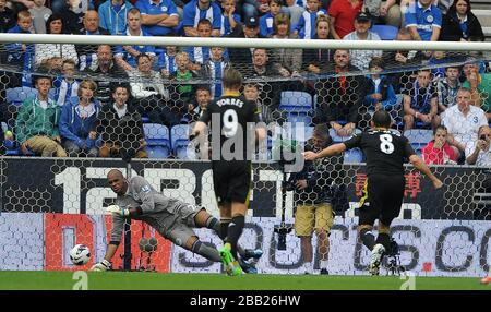 Frank Lampard del Chelsea segna il secondo gol del gioco dal punto di penalità Foto Stock