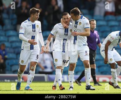 Ross McCormack del Leeds United celebra il primo gol contro Birmingham City con i compagni di squadra Luke Murphy e Jason Pearce Foto Stock