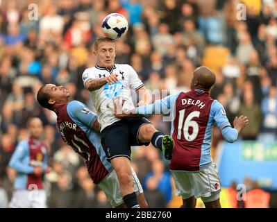 Lewis Holtby (centro) di Tottenham Hotspur combatte per la palla con Gabriel Agbonlahor (a sinistra) e Fabian Delph (a destra) dell'Aston Villa Foto Stock