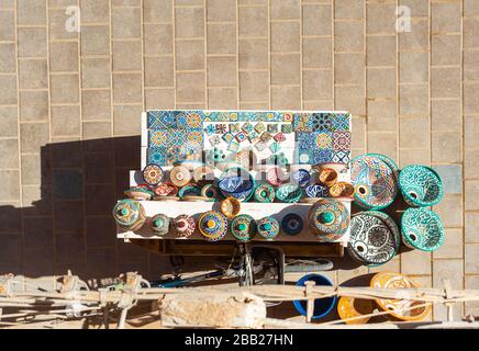 Pentole in ceramica marocchina vendute sul mercato a Essaouira, Marocco. Vista dall'alto Foto Stock