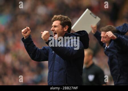 Il manager di Tottenham Hotspur Andre Villas-Boas festeggia dopo che Roberto Soldado ha ottenuto il secondo gol della sua squadra Foto Stock