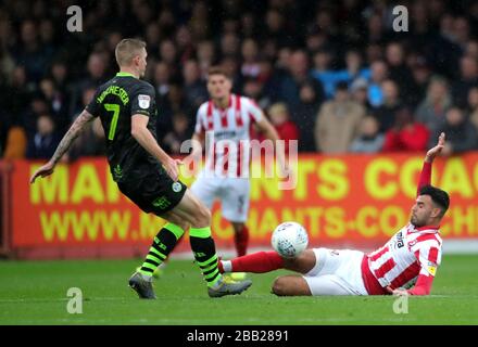 Cheltenham Town's Conor Thomas (a destra) e Forest Green Rover Carl Winchester battaglia per la palla Foto Stock