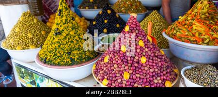 Olive in salamoia su un tradizionale mercato marocchino a Essaouira, Marocco. Con messa a fuoco selettiva Foto Stock