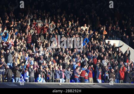 I fan di Burnley festeggiano negli stand Foto Stock
