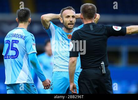 Liam Kelly (centro) di Coventry City parla con l'arbitro Ollie Yates (a destra) durante la partita della Sky Bet League One al St Andrew's trilione Trophy Stadium Foto Stock