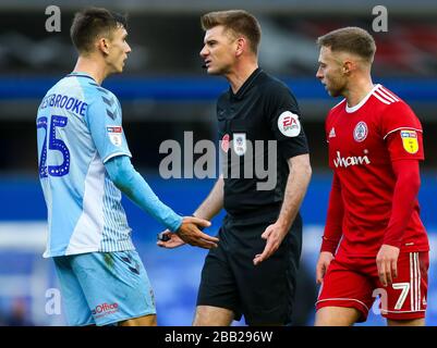 Zain Westbrooke (a sinistra) di Coventry City si batte con l'arbitro Ollie Yates durante la partita della Sky Bet League One al St Andrew's trilione Trophy Stadium Foto Stock