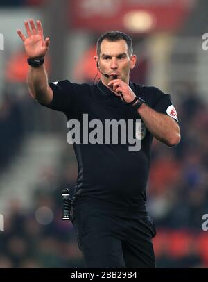 Arbitro della corrispondenza Tim Robinson Foto Stock