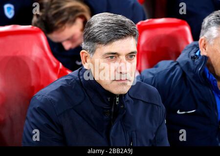 Genk manager Felice Mazzu davanti alla partita Foto Stock