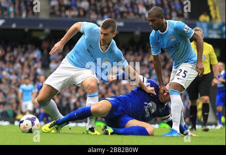 Ross Barkley (centro) di Everton combatte per la palla con Luis Fernandinho (destra) e Matija Nastasic (sinistra) di Manchester City Foto Stock