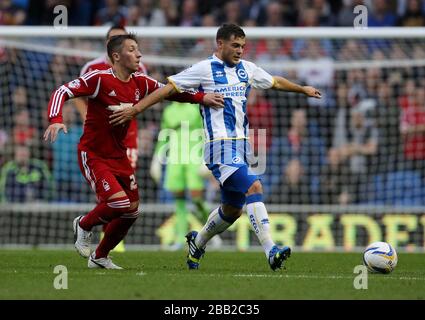 Radoslaw Majewski (a sinistra) della foresta di Nottingham sfida Jake Forster-Caskey di Brighton Foto Stock