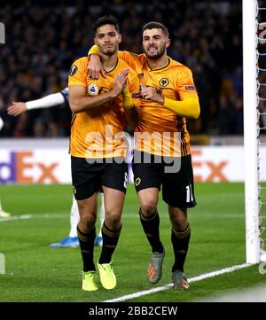 Wolverhampton Wanderers' Raul Jimenez (a sinistra) celebra il punteggio del suo primo gol con il compagno di squadra Patrick Cutrone Foto Stock