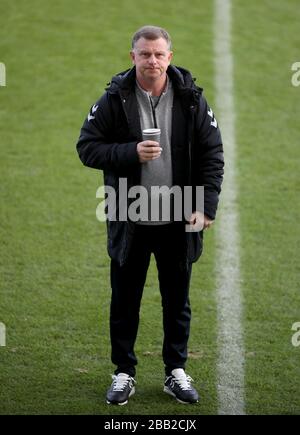 Mark Robins, responsabile della città di Coventry, cammina in campo dopo essere arrivato al JobServe Community Stadium davanti ai suoi lati Sky Bet League One contro Colchester United. Foto Stock