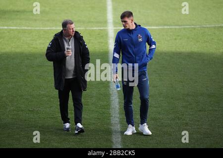 Il responsabile della città di Coventry Mark Robins (a sinistra) cammina in campo dopo essere arrivato al JobServe Community Stadium davanti ai suoi lati Sky Bet League una partita contro Colchester United. Foto Stock