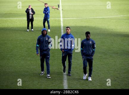 I giocatori di Coventry City ispezionano il campo mentre arrivano allo Stadio della Comunità di JobServe davanti alla partita della Sky Bet League One contro Colchester United. Foto Stock