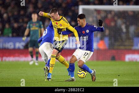 Rob Holding dell'Arsenal si combatte per la palla con Ayoze Perez (a destra) e James Maddison di Leicester City Foto Stock