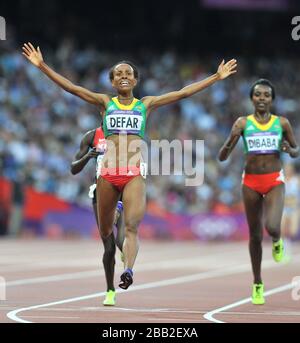 Il Meseret Defar dell'Etiopia celebra la vittoria della medaglia d'oro nella finale femminile della 5000m il 14th giorno delle Olimpiadi di Londra 2012 Foto Stock