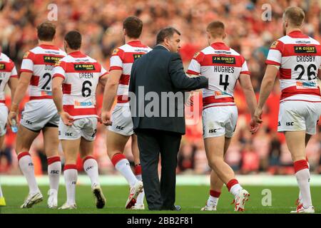 Il capo allenatore di Wigan Warriors Shaun Wane con i suoi giocatori dopo la partita Foto Stock