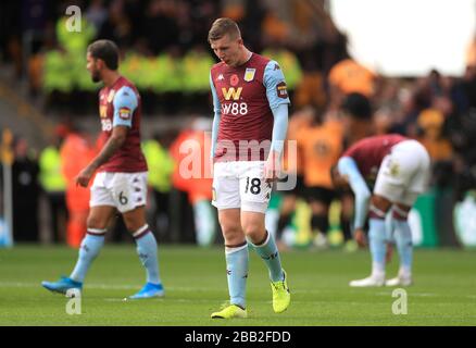 Il Matt Targett (centro) di Aston Villa appare sorto durante il gioco Foto Stock