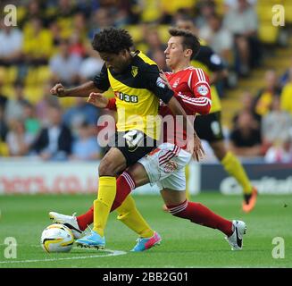 Watford's Ikechi Anya (a sinistra) e Nottingham Forest Radoslaw Majewski (a destra) battaglia per la palla. Foto Stock