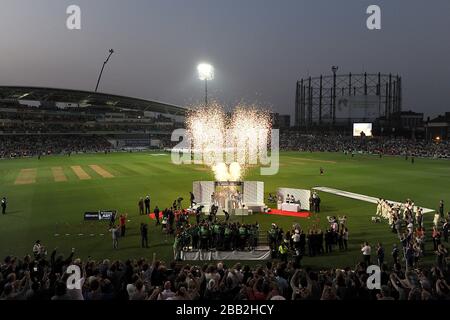 Inghilterra festeggia la vittoria della Investec Ashes Series il giorno cinque del quinto test Ashes al Kia Oval Foto Stock