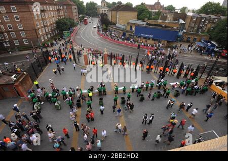 I fan entrano nel Kia Oval il giorno cinque del quinto test Investec Ashes Foto Stock