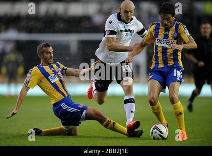 Il Conor Sammon (centro) della contea di Derby si ammucchiano da Rodrigeuz Javi Venta di Brentford (a destra) e Kevin o'Connor Foto Stock