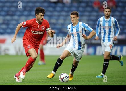 Johnnie Jackson di Charlton Athletic (a sinistra) e Jonathan Hogg di Huddersfield Town in azione Foto Stock