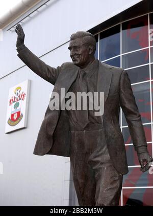 La statua dell'ex giocatore e manager di Southampton Ted Bates fuori dallo Stadio di St Mary. Foto Stock