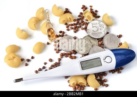 Denaro, fiala, grano saraceno, pasta su fondo bianco Foto Stock