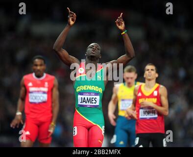 Kirani James di Grenada celebra la vittoria della 400m finale maschile allo Stadio Olimpico di Londra Foto Stock