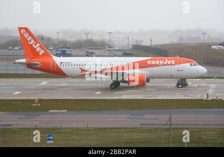 Gli aerei easyJet siedono sul tarmac all'aeroporto di Luton nel Bedfordshire, dopo che la compagnia aerea ha annunciato che ha messo a terra la sua intera flotta di 344 aerei a causa della pandemia di coronavirus. Foto Stock