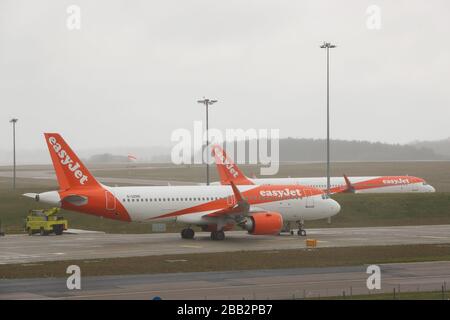 Gli aerei easyJet siedono sul tarmac all'aeroporto di Luton nel Bedfordshire, dopo che la compagnia aerea ha annunciato che ha messo a terra la sua intera flotta di 344 aerei a causa della pandemia di coronavirus. Foto Stock