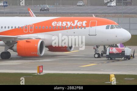 Gli aerei easyJet siedono sul tarmac all'aeroporto di Luton nel Bedfordshire, dopo che la compagnia aerea ha annunciato che ha messo a terra la sua intera flotta di 344 aerei a causa della pandemia di coronavirus. Foto Stock